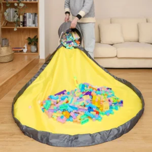 Sac de rangement pour jouets transformable en tapis de jeu pour enfants, couleur jaune, dans un salon moderne. | joubag.com