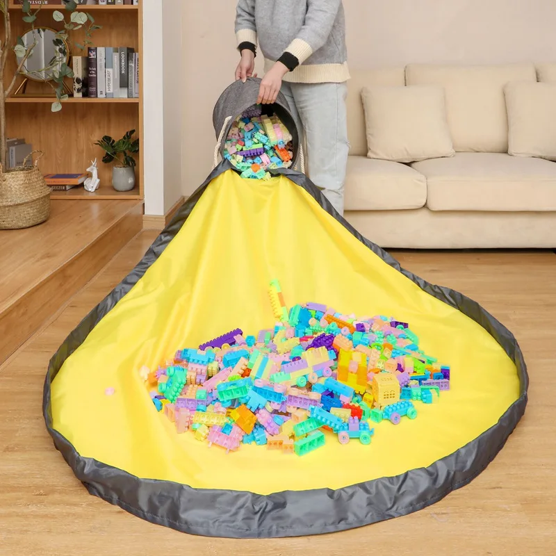 Sac de rangement pour jouets transformable en tapis de jeu pour enfants, couleur jaune, dans un salon moderne. | joubag.com | joubag.com